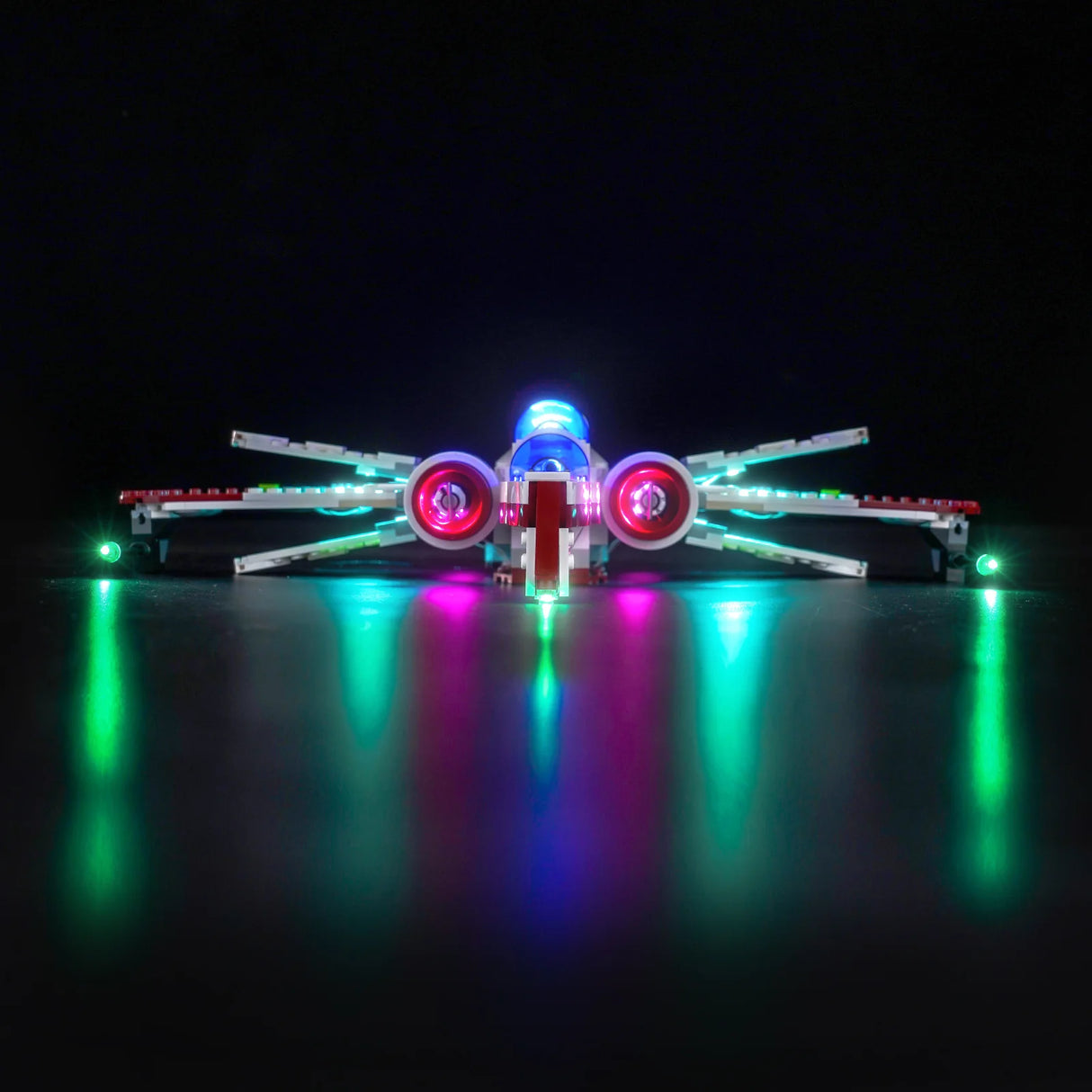 Beleuchtetes Lego Star Wars X-Wing Raumschiff in der Dunkelheit