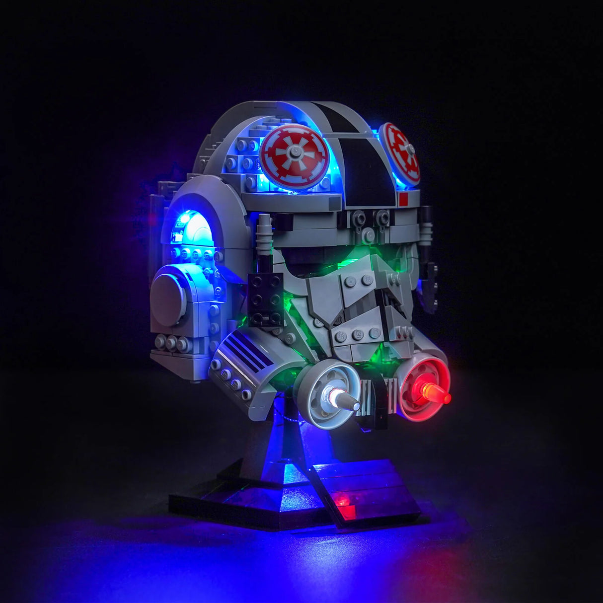 Beleuchteter LEGO Star Wars AT-AT Helm auf schwarzem Hintergrund