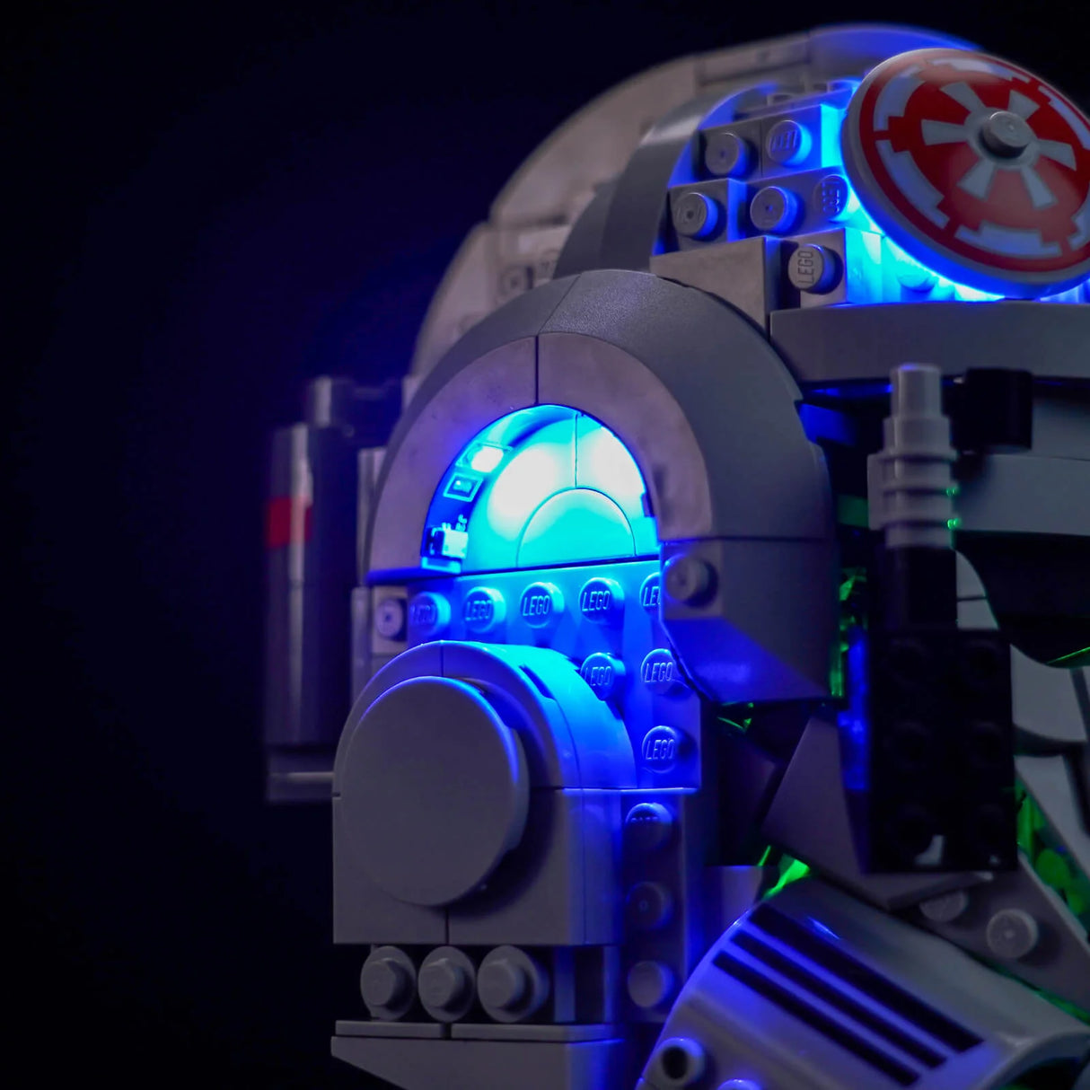 Nahaufnahme eines LEGO Star Wars Sets mit blauer Beleuchtung und einem runden roten Emblem