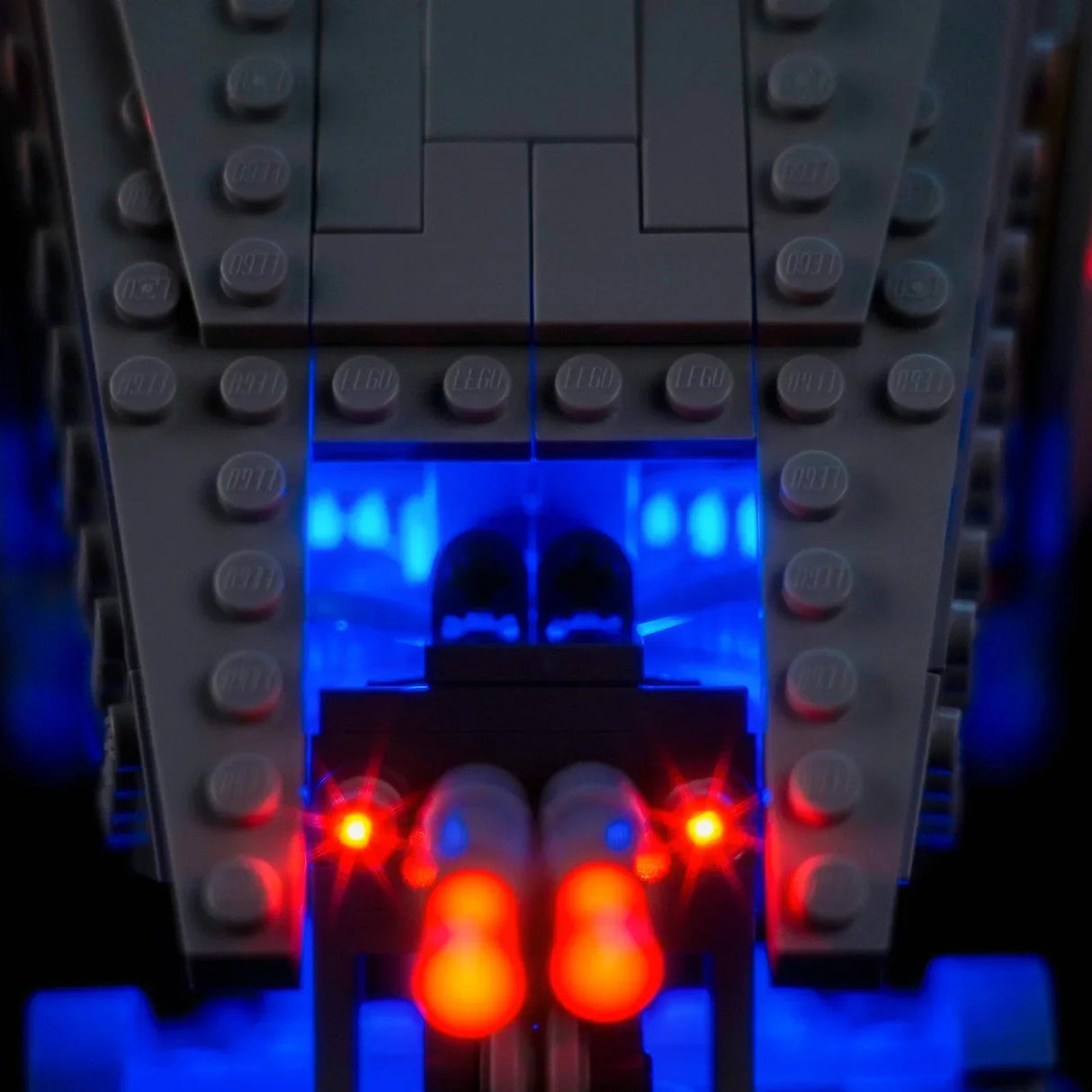 Nahaufnahme eines beleuchteten LEGO Sternenzerstörers mit blauen und roten Lichtern