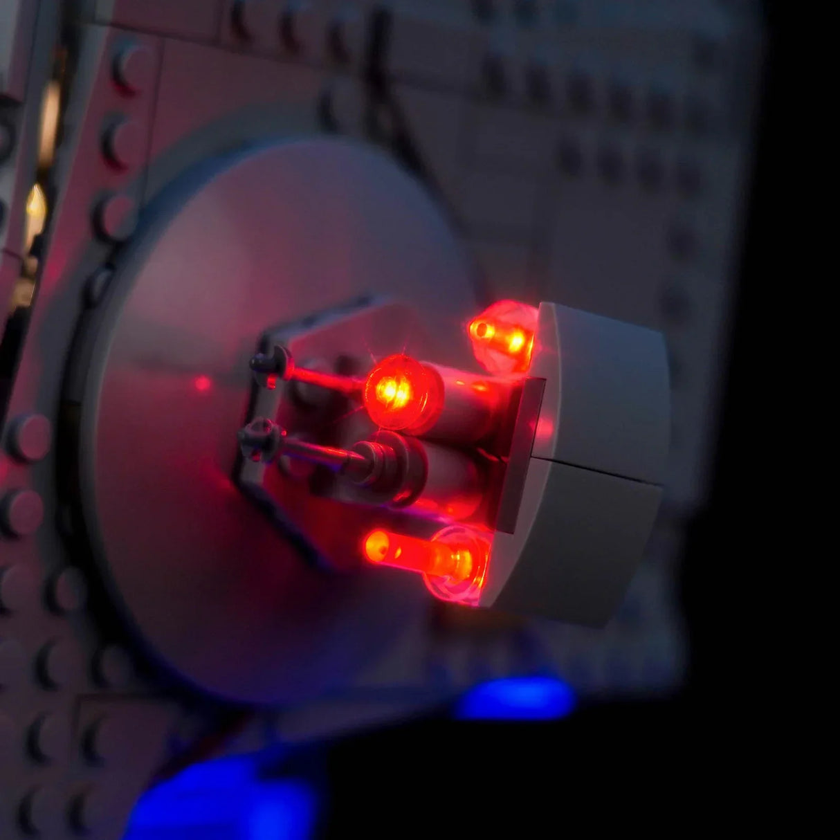 Nahaufnahme der roten LED-Leuchten, die aus dem Kopf eines LEGO Star Wars AT-AT-Modells leuchten