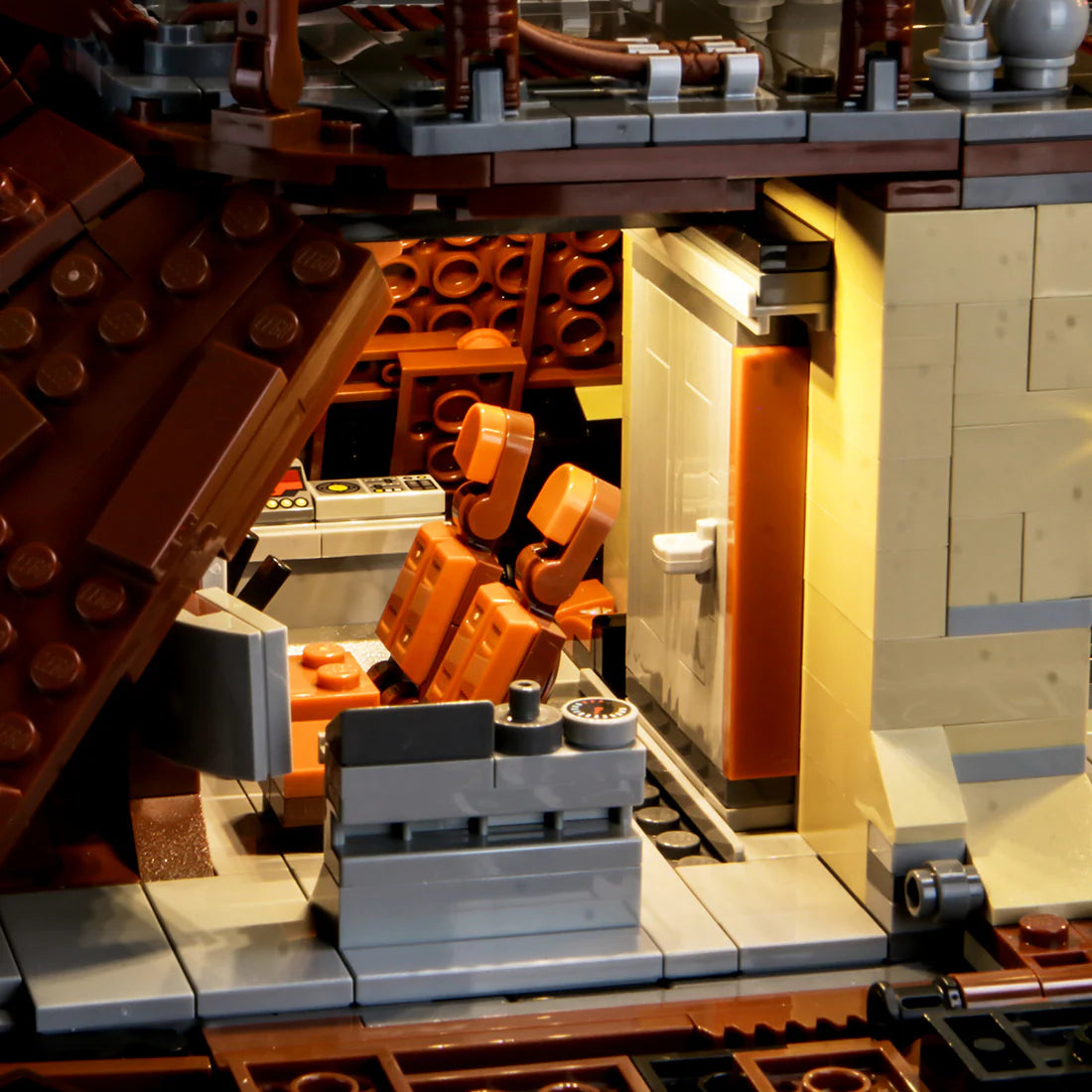 Innenansicht eines Lego Raumschiff Cockpits mit zwei orangefarbenen Sitzen und Steuerkonsolen