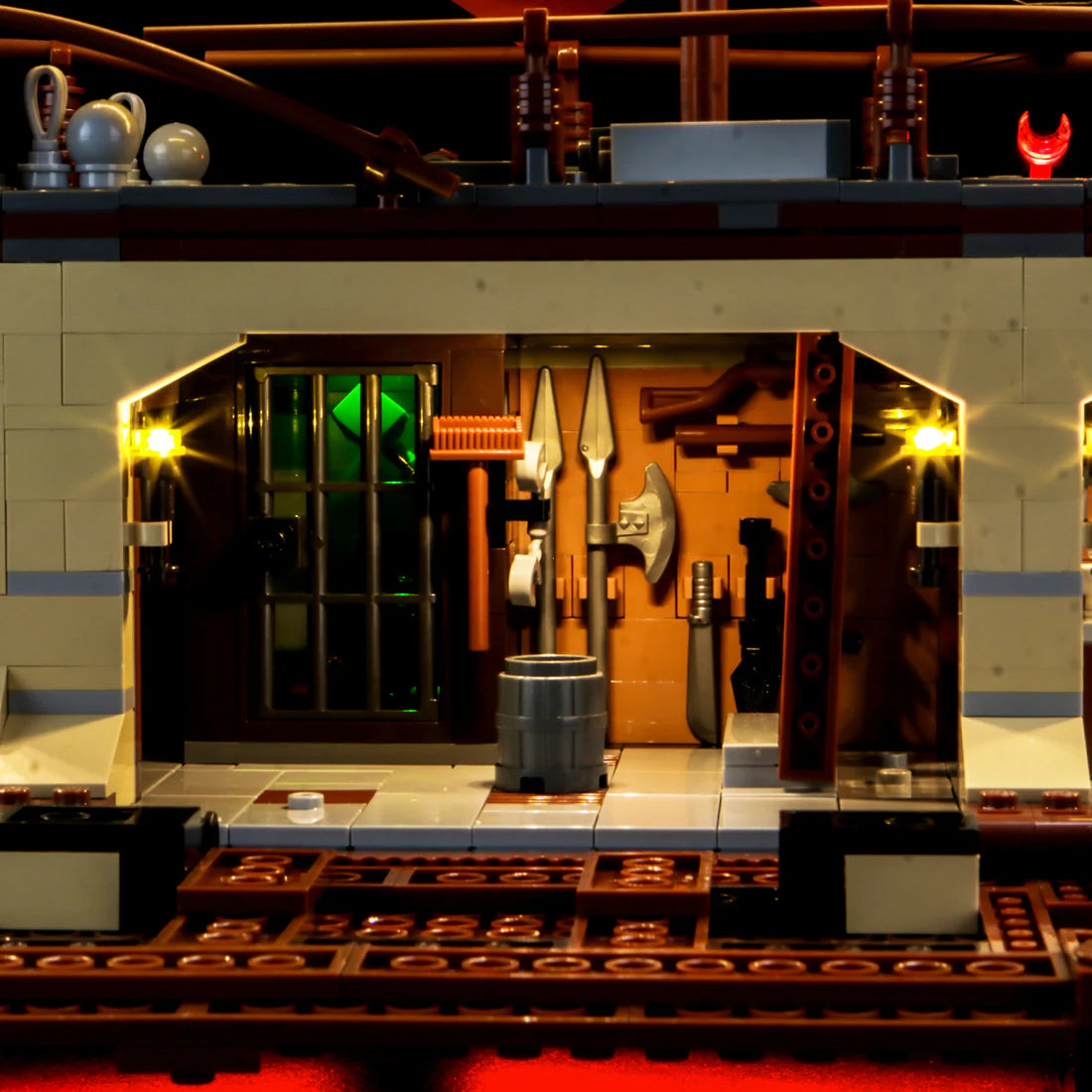 Beleuchtetes Lego Modell einer Waffenkammer mit Speeren und Äxten an der Wand