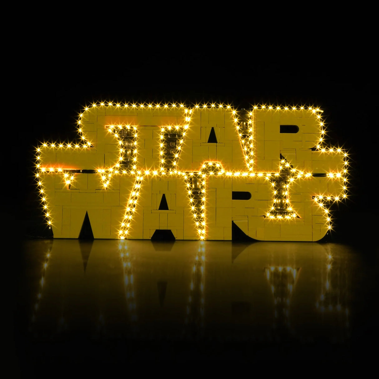 Star Wars Logo aus gelben Legosteinen mit Lichterkette