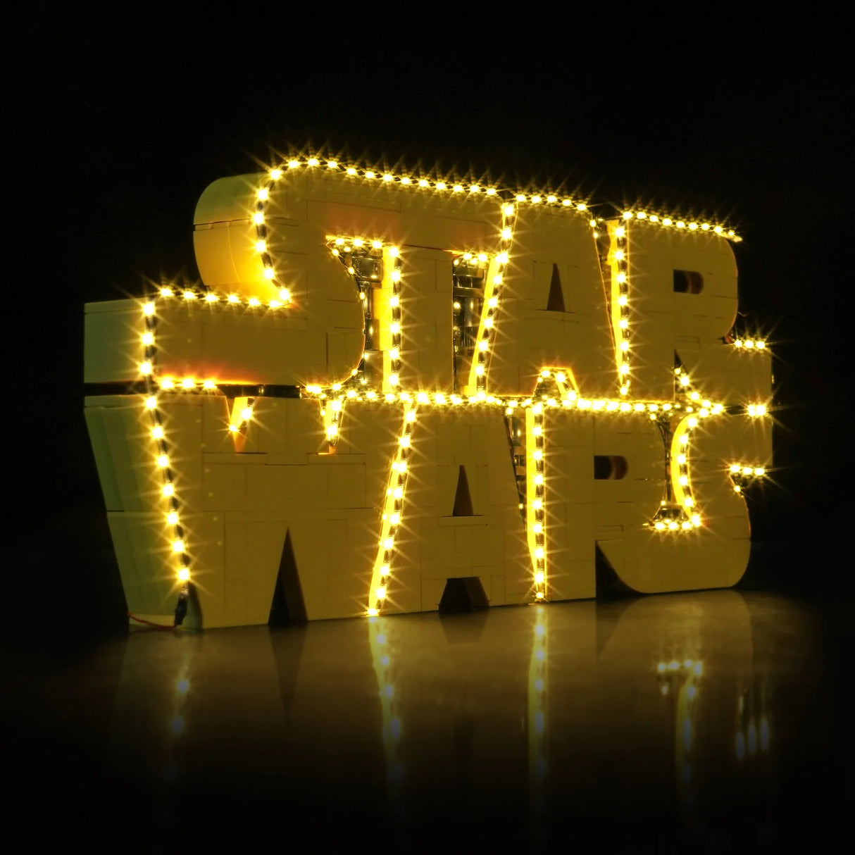 Star Wars Logo aus gelben Legosteinen mit Lichterkette