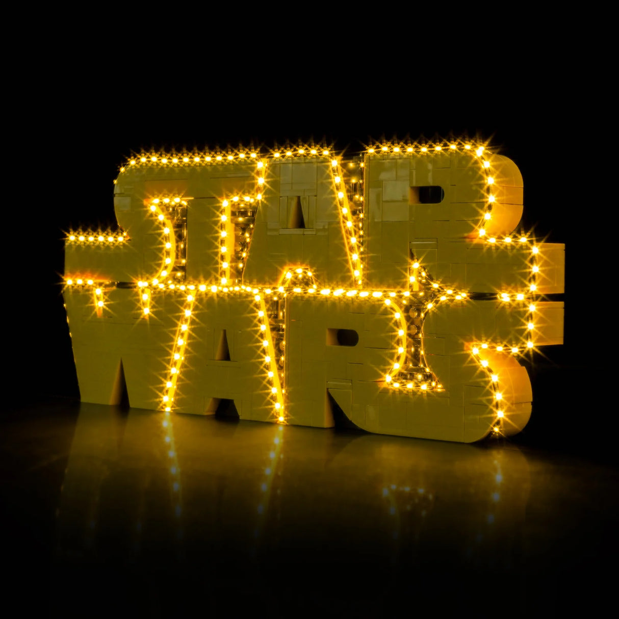 Star Wars Logo aus gelben Legosteinen mit Lichterkette auf schwarzem Hintergrund
