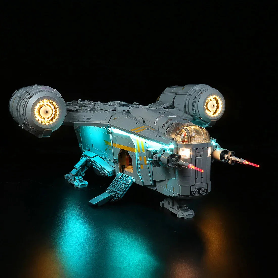 Beleuchtetes LEGO Raumschiff mit blauen und roten Lichtern auf schwarzem Hintergrund