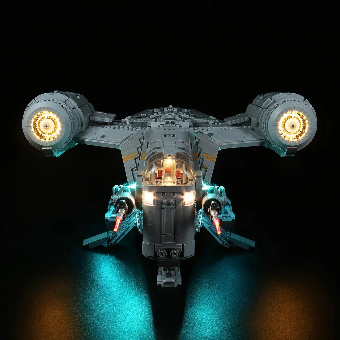 Beleuchtetes LEGO Raumschiff Modell auf schwarzem Hintergrund