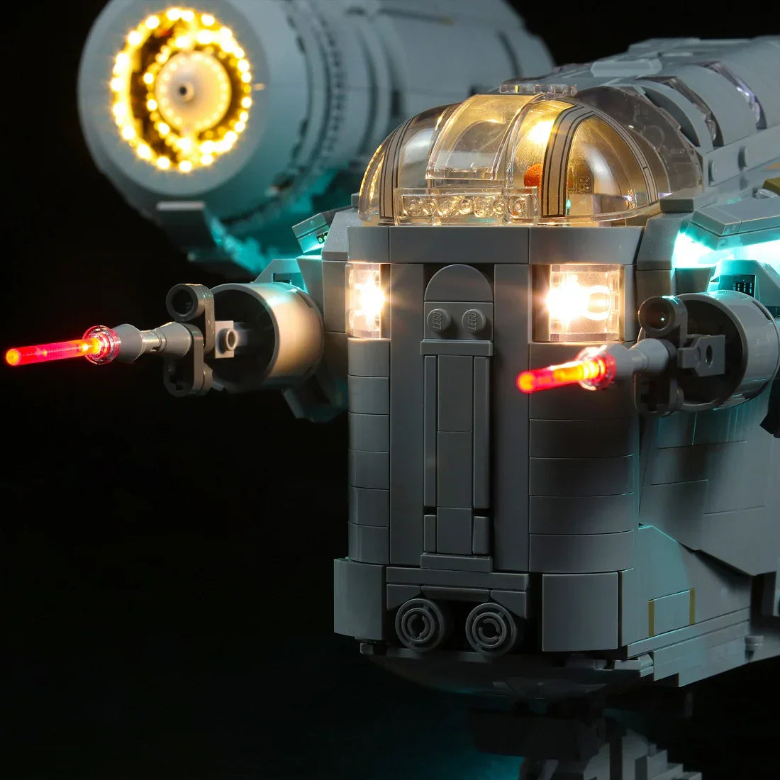 Beleuchtetes LEGO Raumschiff mit roten Laserstrahlen und leuchtenden Triebwerken