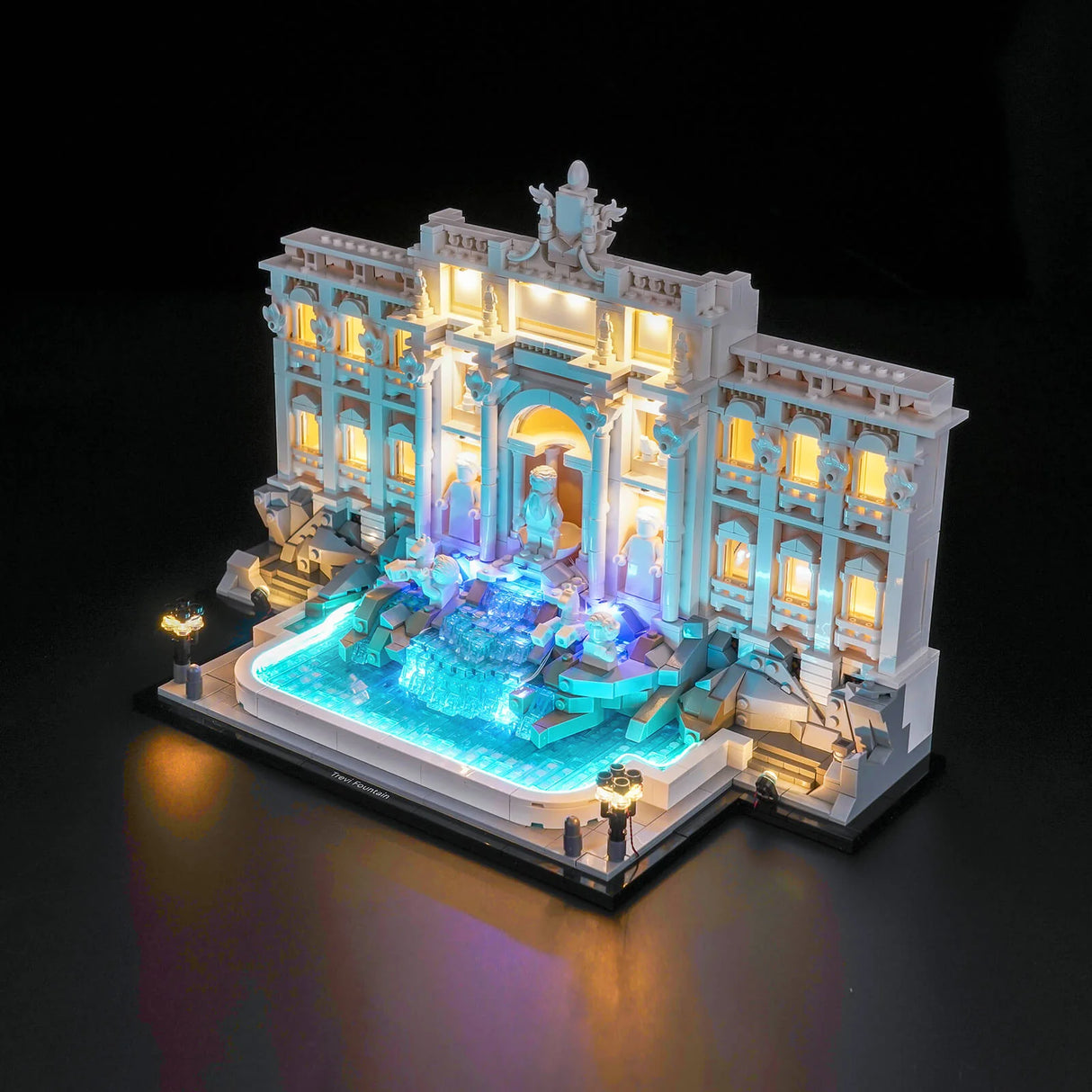 Beleuchteter Trevi-Brunnen aus Legosteinen mit blauem Wasser und gelben Lichtern