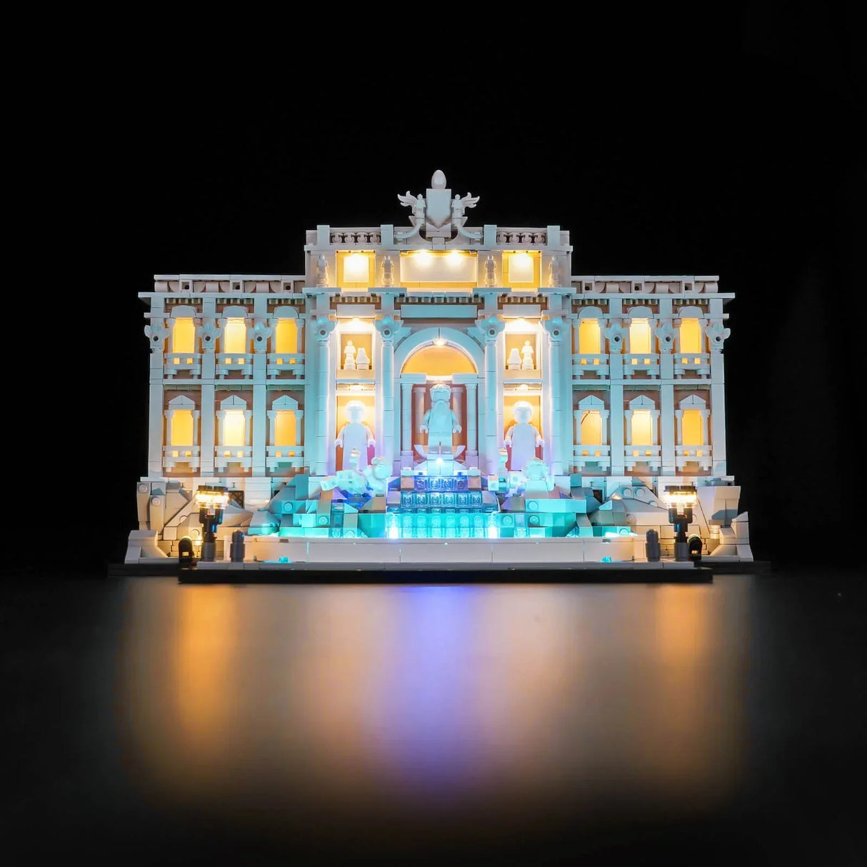 Beleuchteter Trevi-Brunnen aus Bausteinen mit gelben und blauen Lichtern