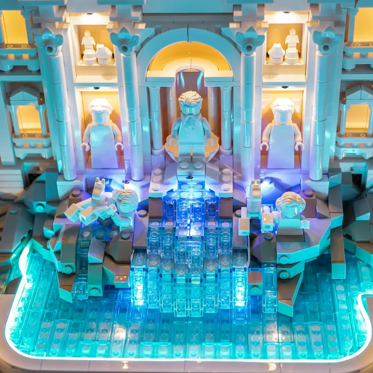 Beleuchteter Lego Trevi-Brunnen mit Statuen und blauem Wasser