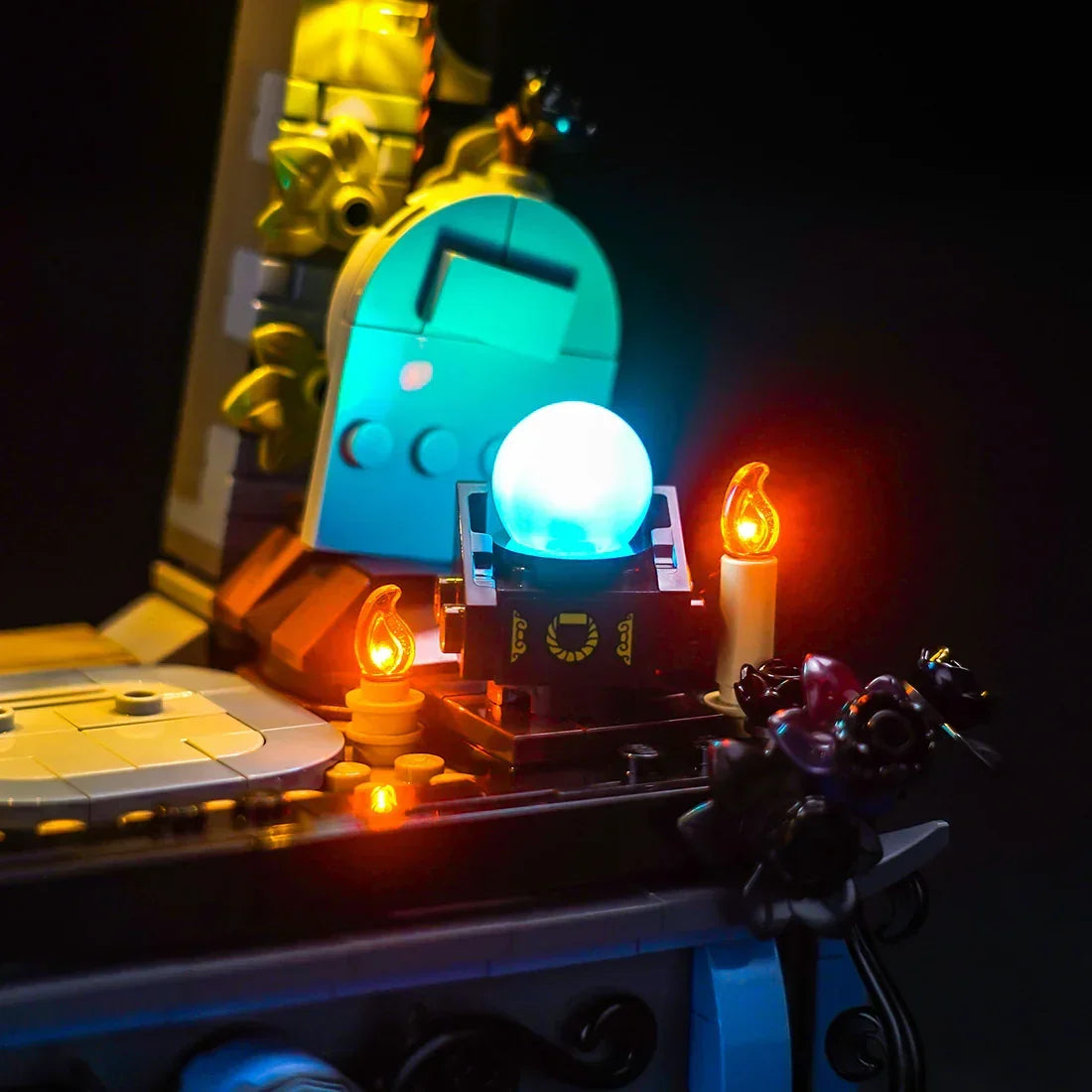 Beleuchtetes Lego Modell mit einer leuchtenden Kugel und Kerzen in dunkler Umgebung