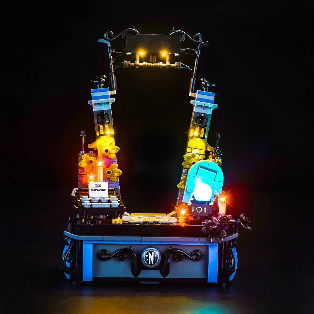 Beleuchtetes Lego Modell eines Torbogens mit dekorativen Elementen vor schwarzem Hintergrund
