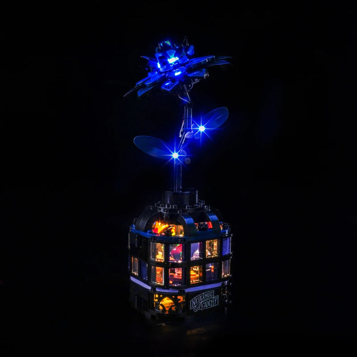 Leuchtende blaue Rose auf einem Ständer mit einem beleuchteten Nevermore Academy-Sockel