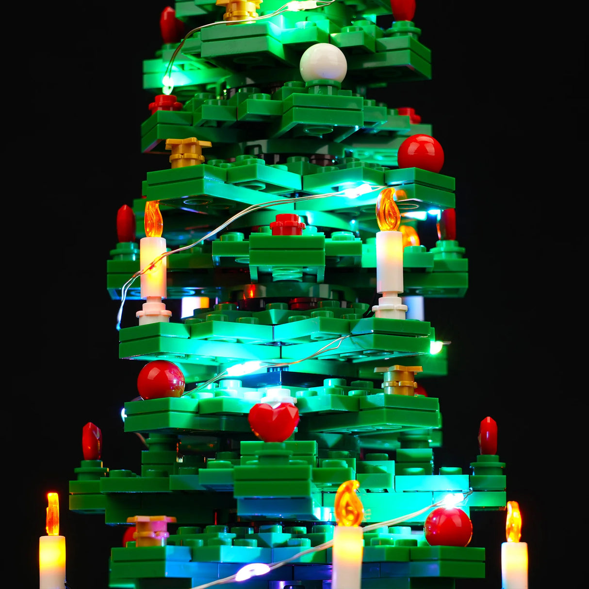 Weihnachtsbaum aus Legosteinen mit Lichtern und roten Kugeln