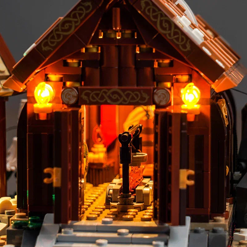 Beleuchtetes LEGO Wikingerdorf mit offenen Türen und leuchtenden Laternen