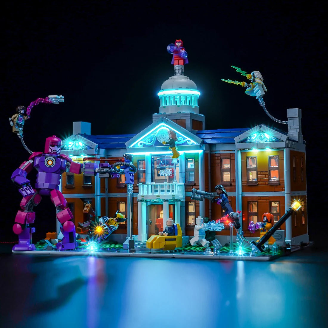 Lego X-Men Mansion mit Lichtern und mehreren Figuren, die kämpfen