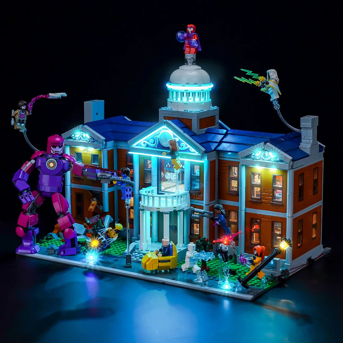 Lego X-Men Mansion mit Lichtern und Figuren in einer Kampfszene