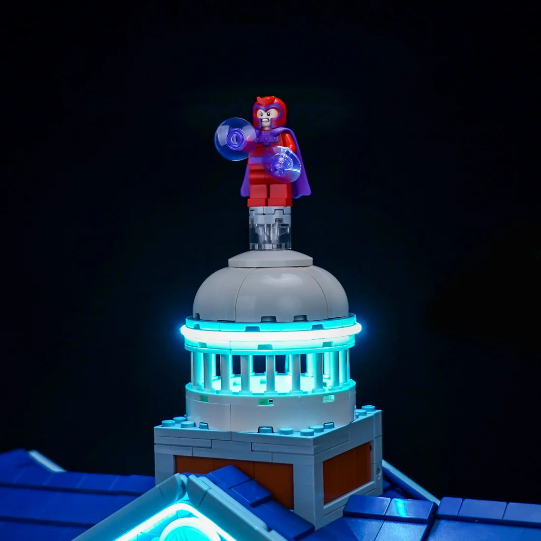 Lego Magneto Figur auf einem beleuchteten Kuppelgebäude