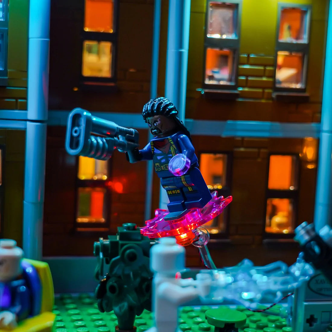 Lego Minifigur mit Dreadlocks, blauem Anzug, die auf einem leuchtenden pinken Hoverboard schwebt und eine Waffe hält