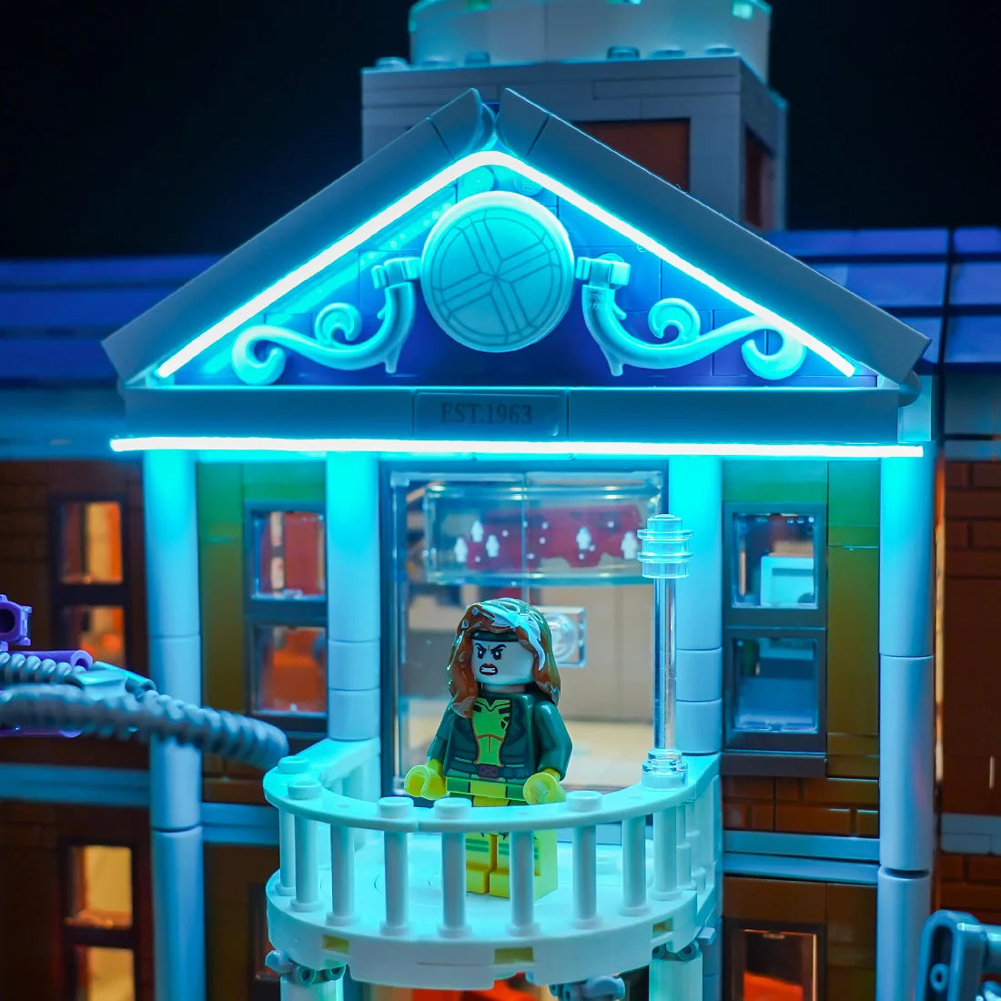 Lego-Minifigur von Rogue auf einem Balkon mit leuchtendem Schild