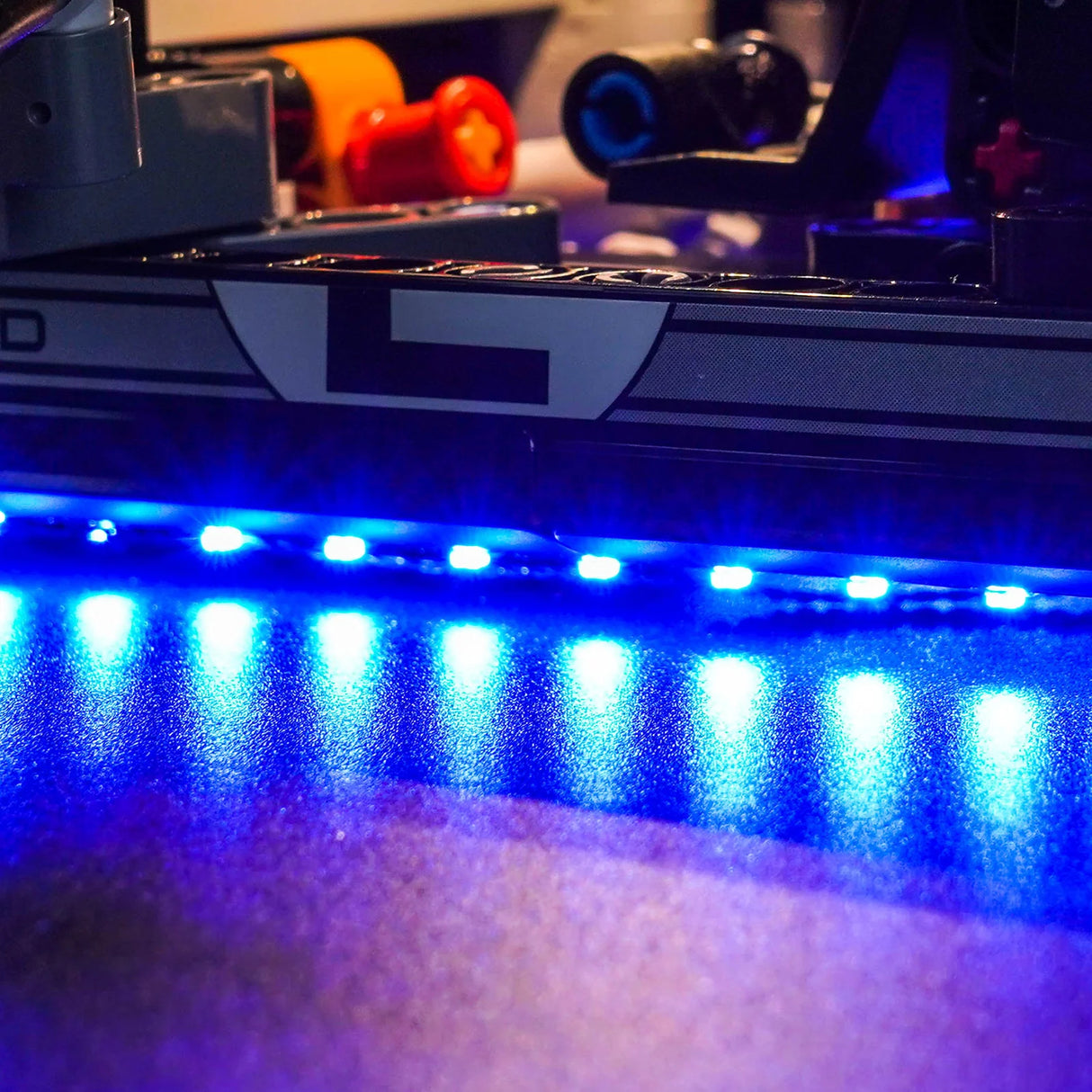 Nahaufnahme eines Spielzeugautos mit blauer LED-Beleuchtung