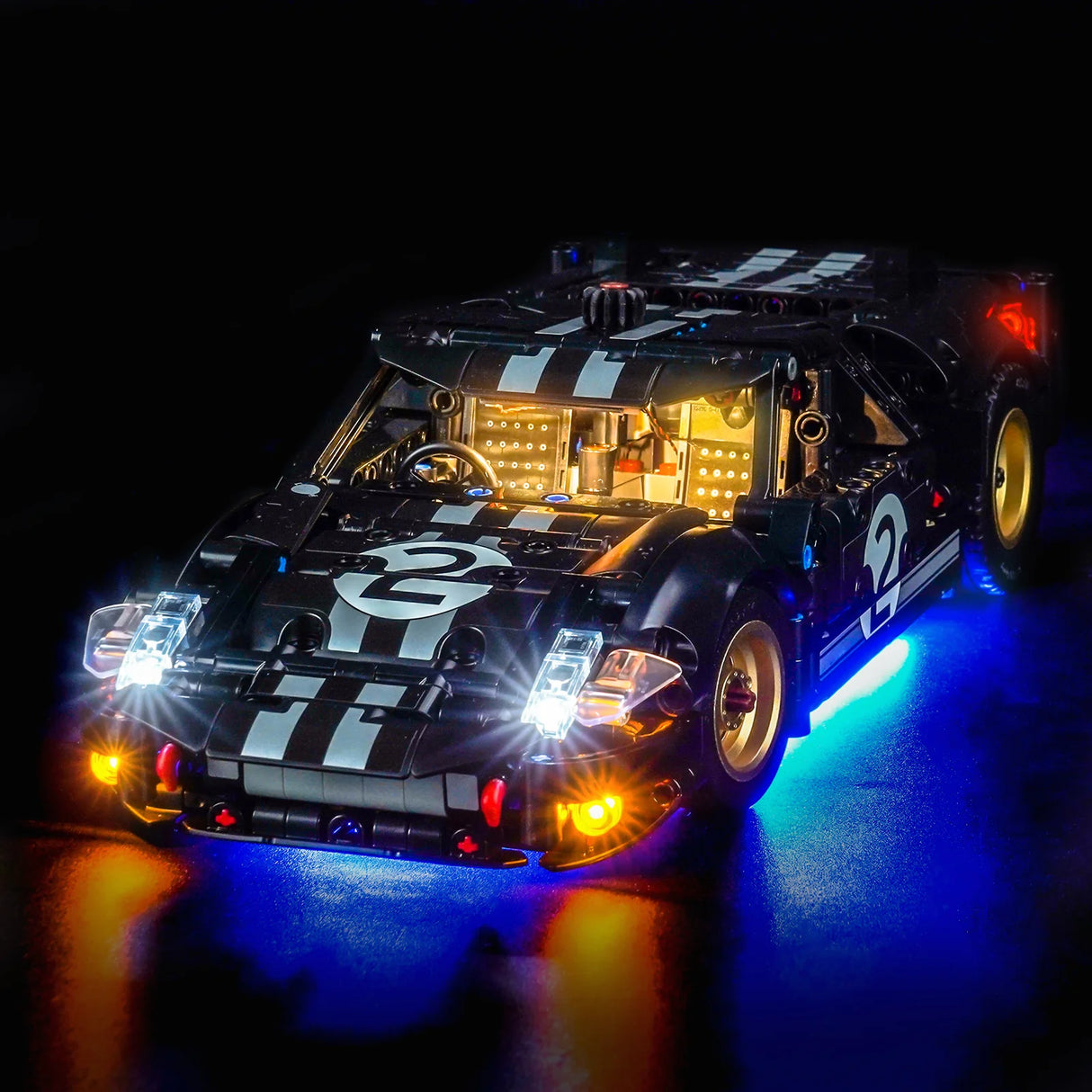 Beleuchtetes schwarzes Spielzeugauto mit weißen Streifen und der Nummer 2