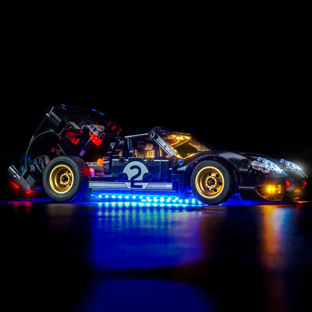 Beleuchtetes Lego Ford GT40 Modellauto mit blauen Unterbodenlichtern und geöffneter Motorhaube