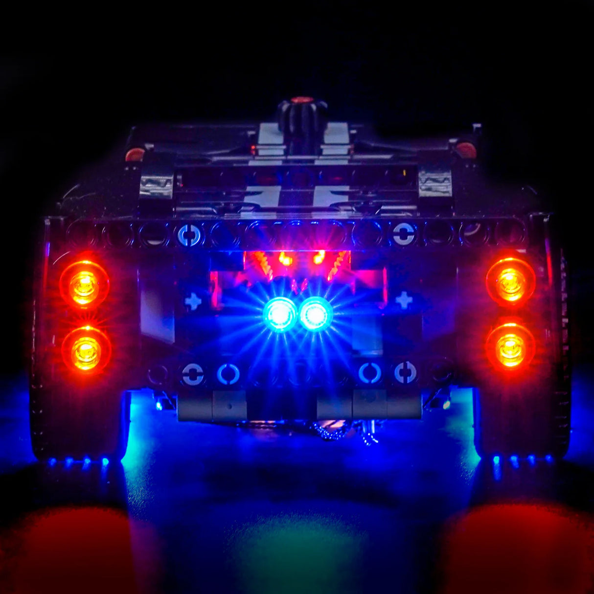 Rückansicht eines schwarzen Spielzeugautos mit leuchtenden roten und blauen Lichtern