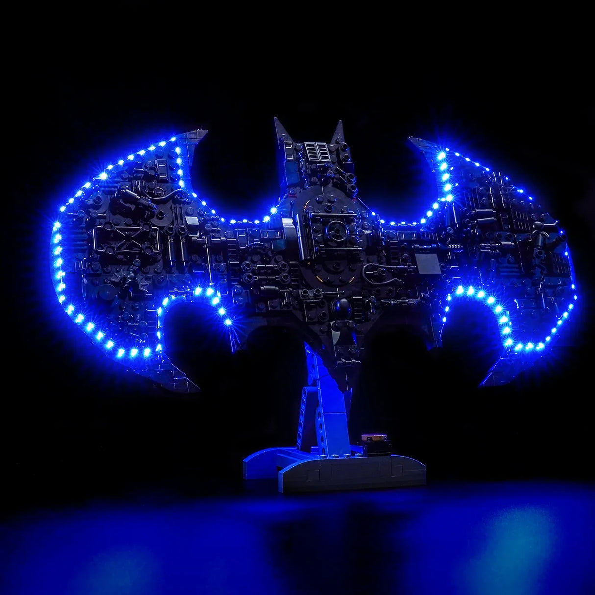Ein leuchtendes Batman-Logo aus LEGO-Steinen mit blauen Lichtern