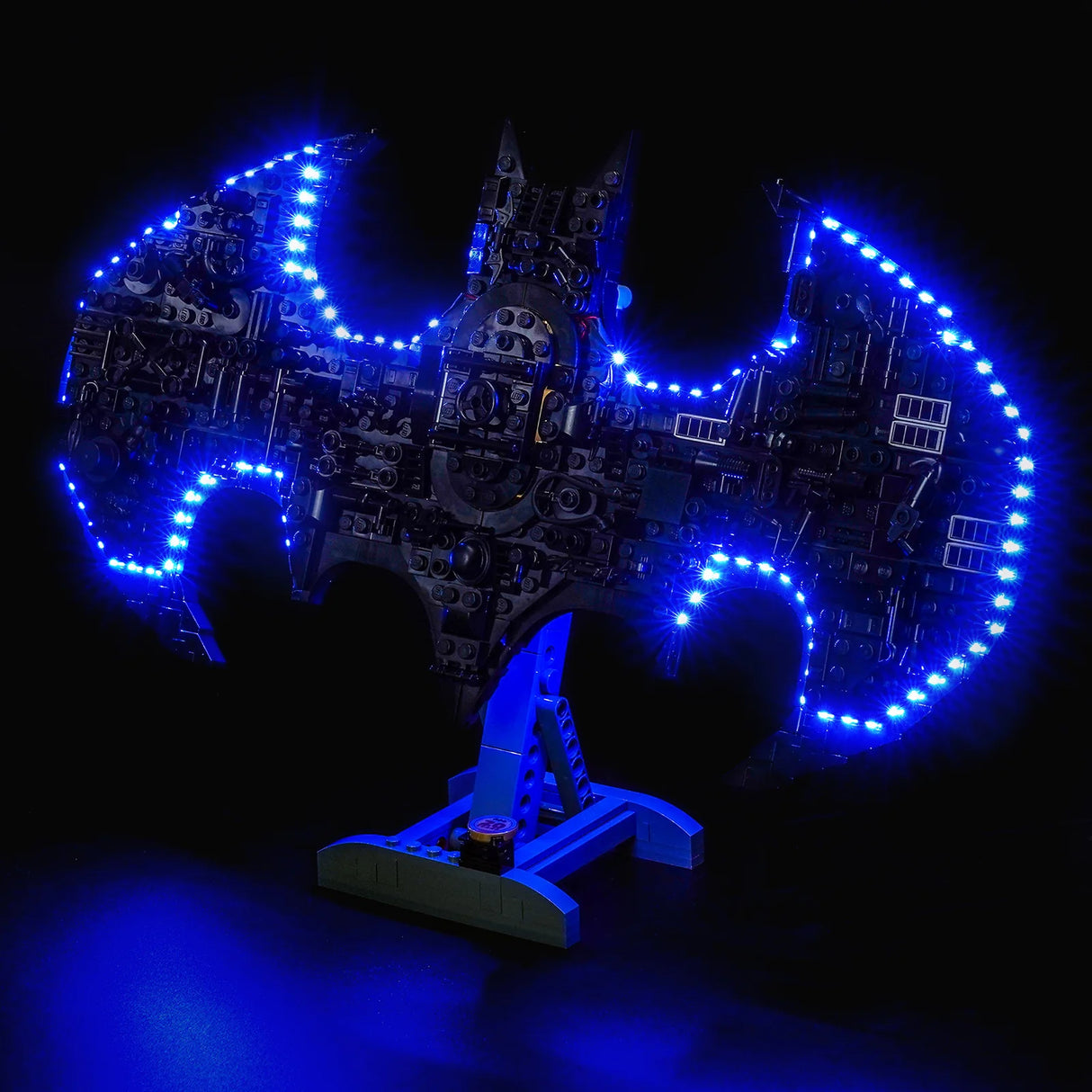 Lego Batman Logo mit blauen Lichtern