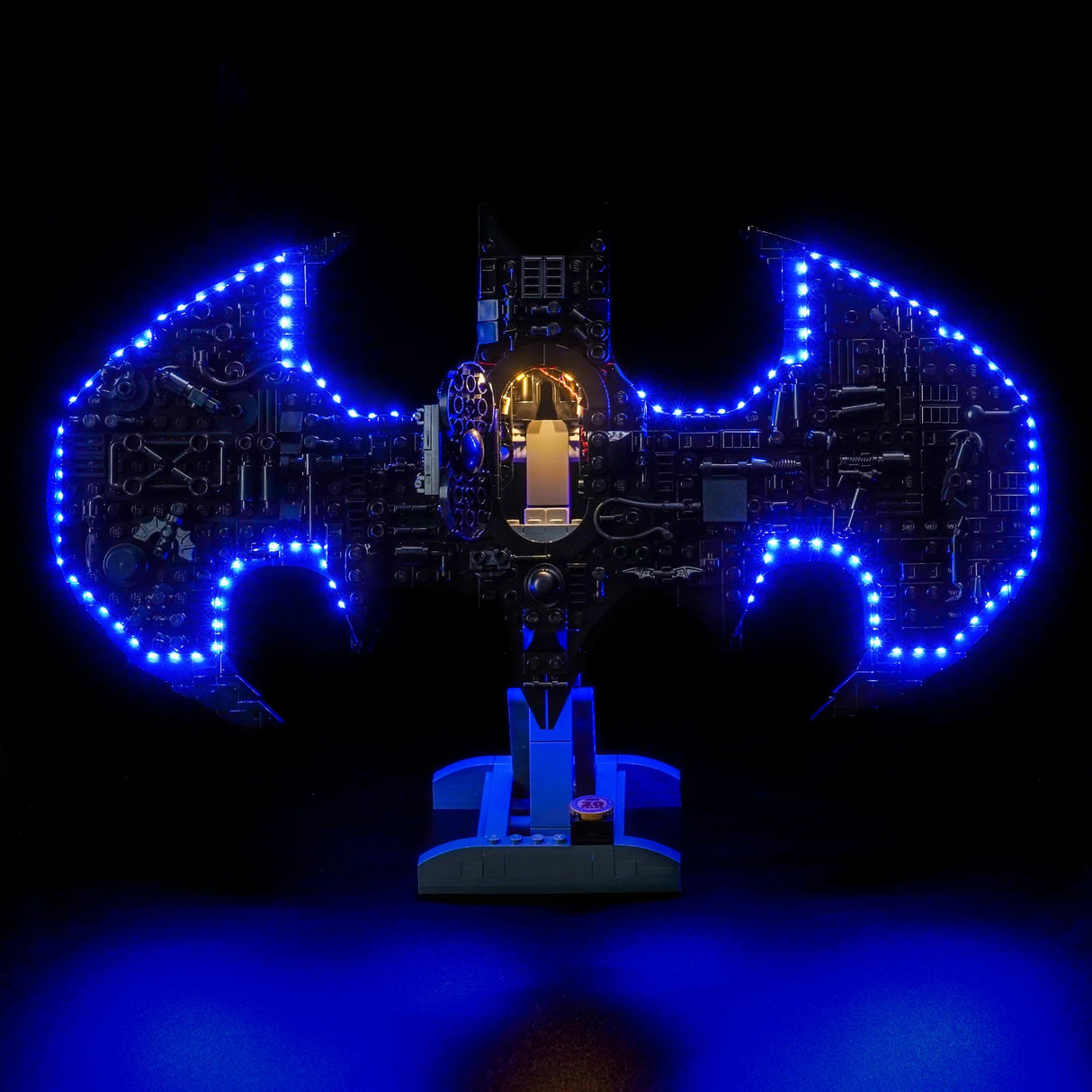 Ein LEGO Batwing-Modell mit blauer LED-Beleuchtung, die die Flügel umrandet und das Cockpit beleuchtet