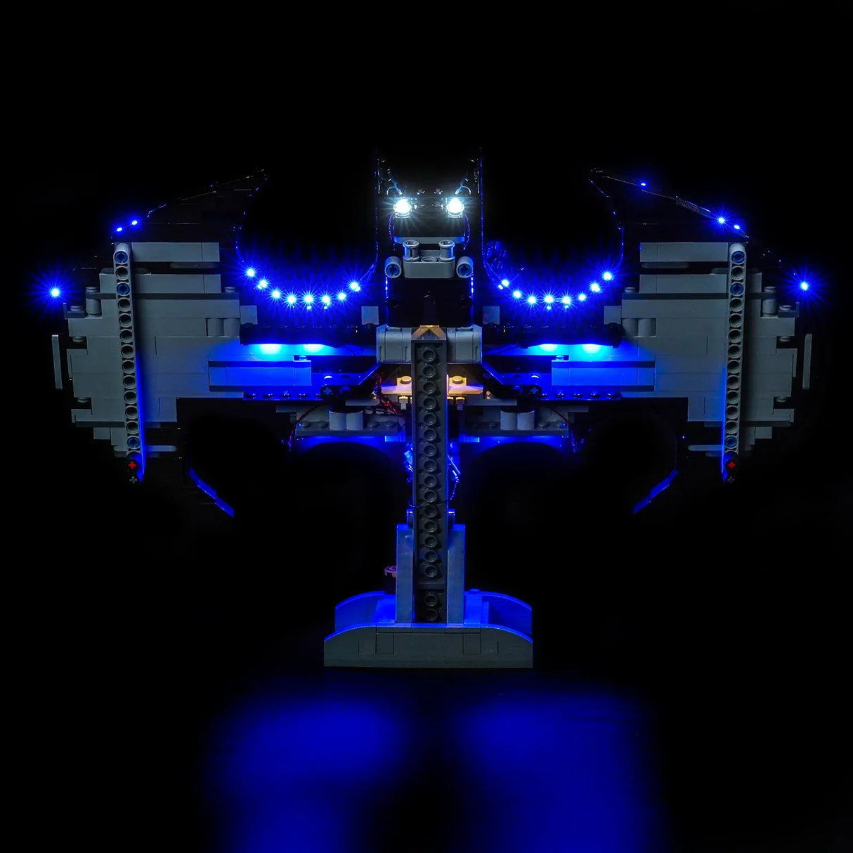 Beleuchtetes Lego Batwing Modell mit blauen Lichtern