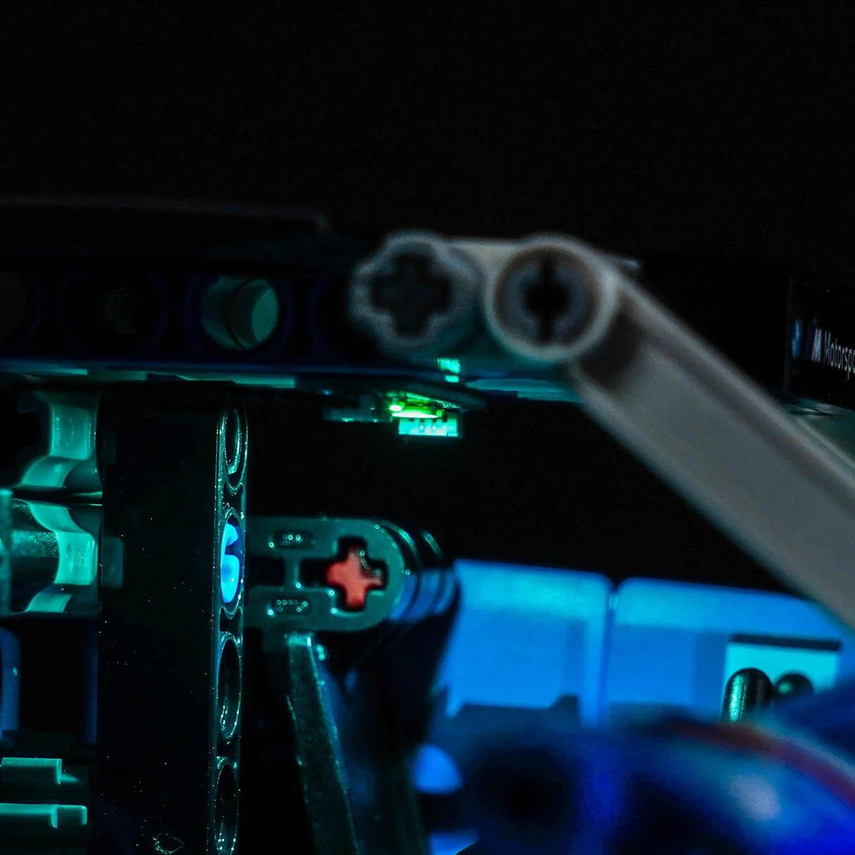 Nahaufnahme eines beleuchteten Lego-Modells in Blau und Grün