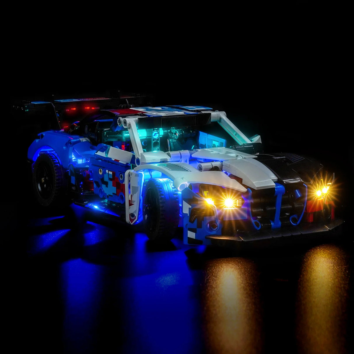 Beleuchtetes LEGO Technic Rennauto in Blau und Weiß mit leuchtenden Scheinwerfern und Unterbodenbeleuchtung