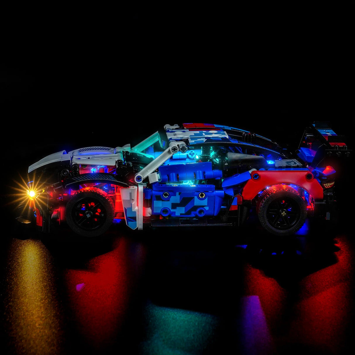Beleuchtetes Lego Technic Auto in Blau, Rot und Weiß auf schwarzem Hintergrund