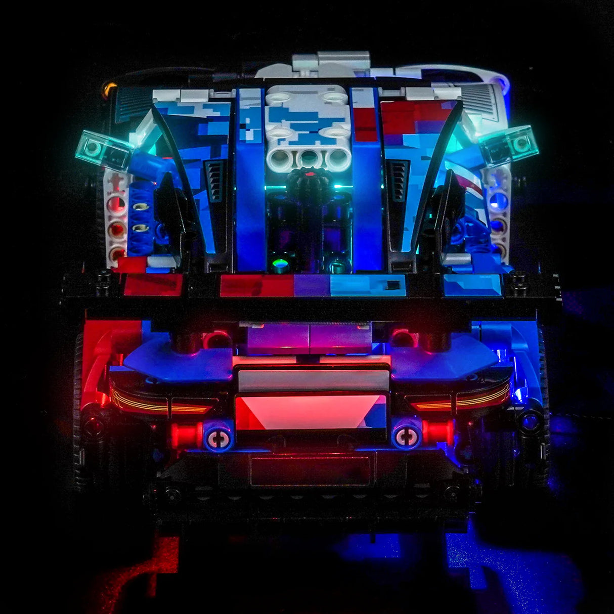 Rückansicht eines beleuchteten Lego Technic BMW M4 GT3 Modells mit roten und blauen Lichtern
