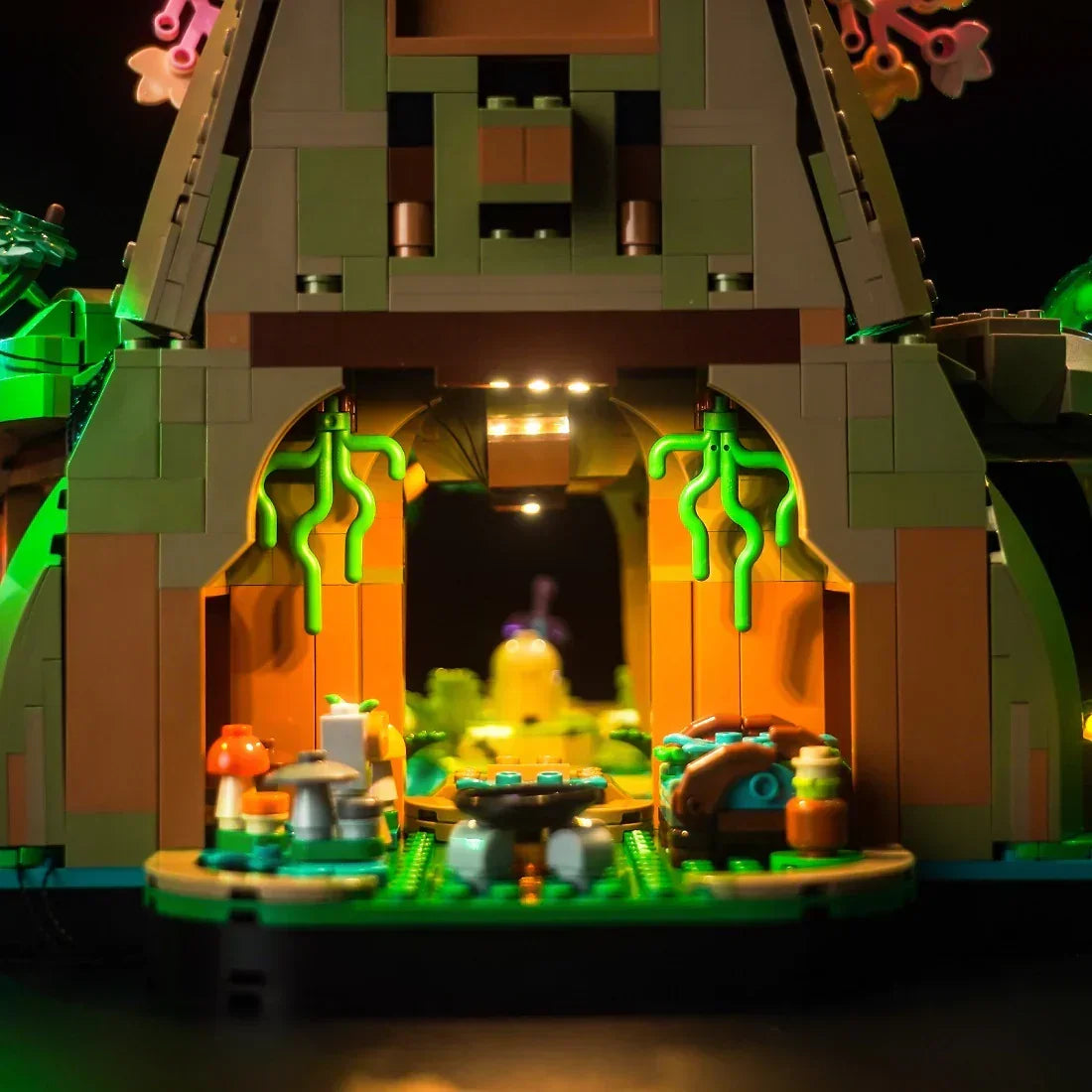 Beleuchtetes Lego Set mit Innenraum und grünen Ranken