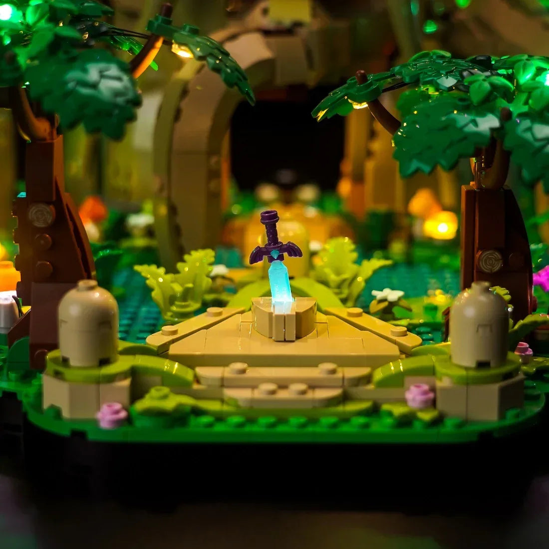 Beleuchtetes Lego Set mit einem Schwert im Stein in einer Waldumgebung