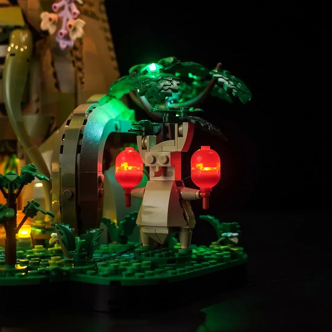 Beleuchtete Lego Figur mit zwei roten Laternen in einer Waldumgebung
