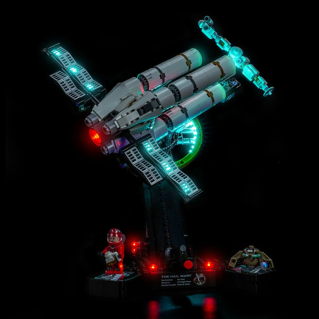 Das beleuchtete Lego-Modell des Raumschiffs Hail Mary mit Astronauten und Alien-Figuren