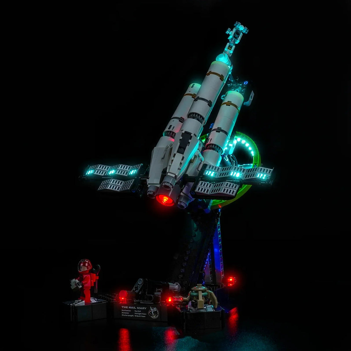 Lego-Modell des Raumschiffs Hail Mary mit leuchtenden Lichtern und Astronautenfigur