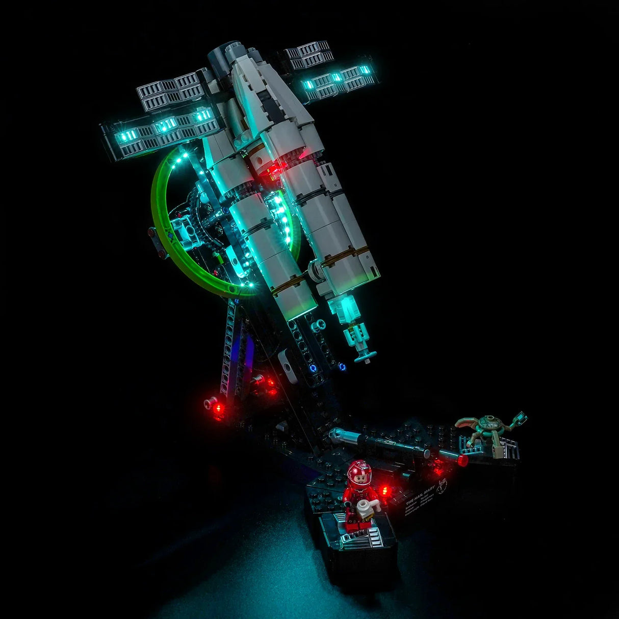 Lego-Raumschiff mit grünen und roten Lichtern auf schwarzem Hintergrund