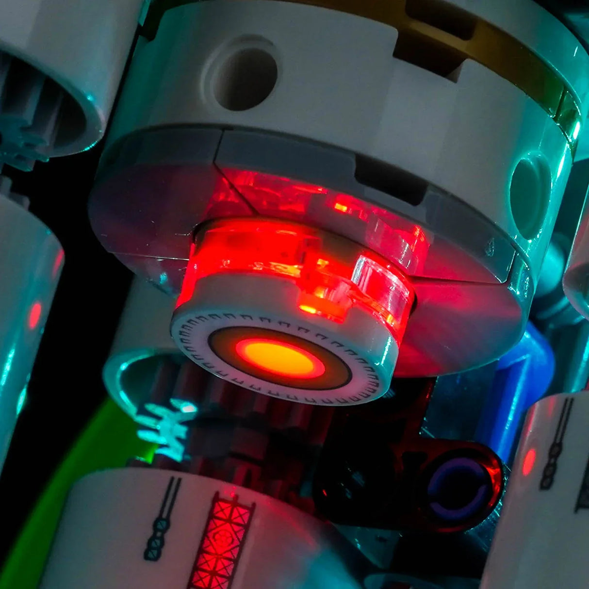 Nahaufnahme eines Roboters mit leuchtend roten und blauen Lichtern