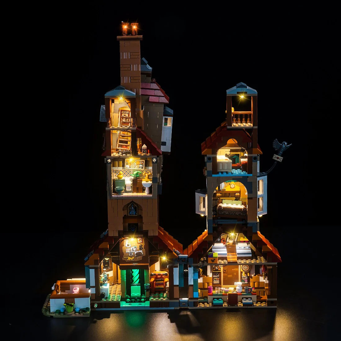 Beleuchtetes Lego Modell des Fuchsbau Hauses vor schwarzem Hintergrund