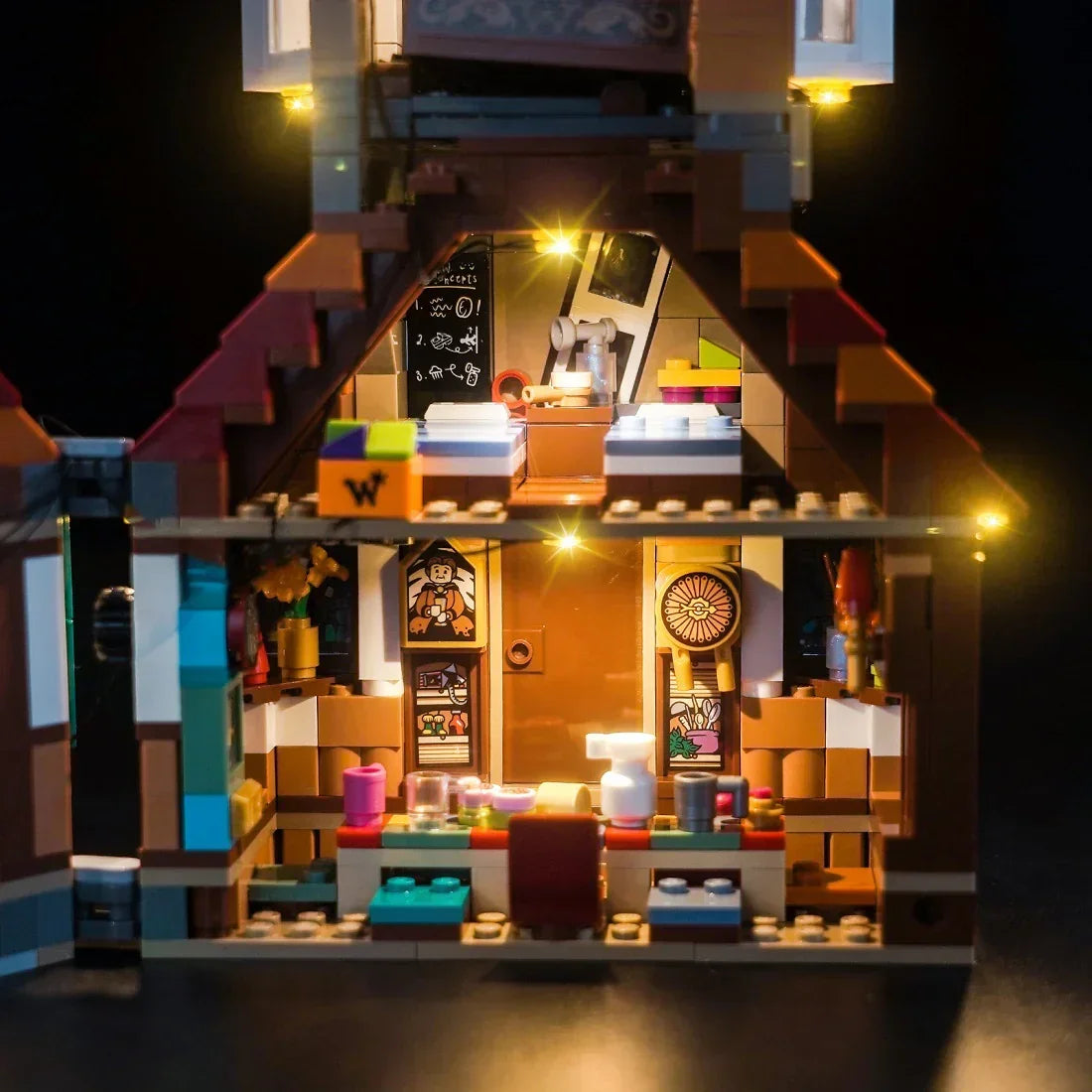 Beleuchtetes Lego Modell eines Innenraums mit Schreibtisch und Wandtafel