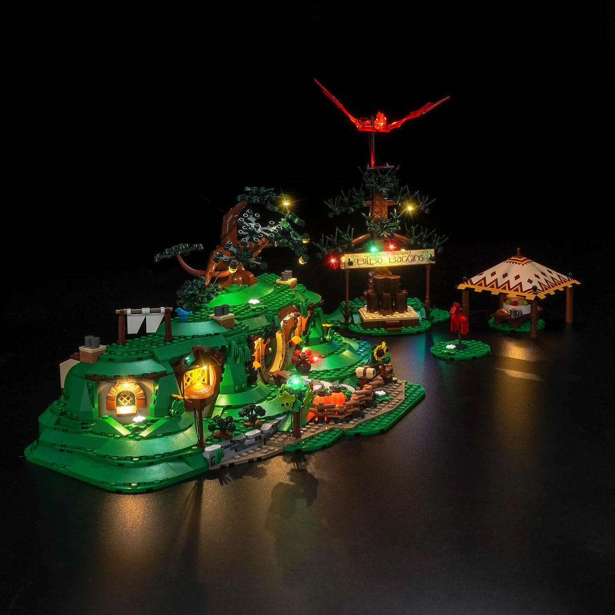 Beleuchtetes LEGO-Set von Bilbos Haus und Partybaum mit Drachenfigur