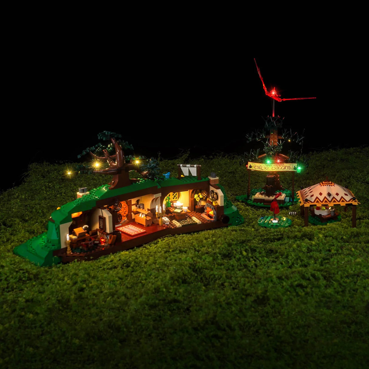 Beleuchtetes LEGO Auenland Set mit Bilbos Haus und Partybaum auf grünem Moos