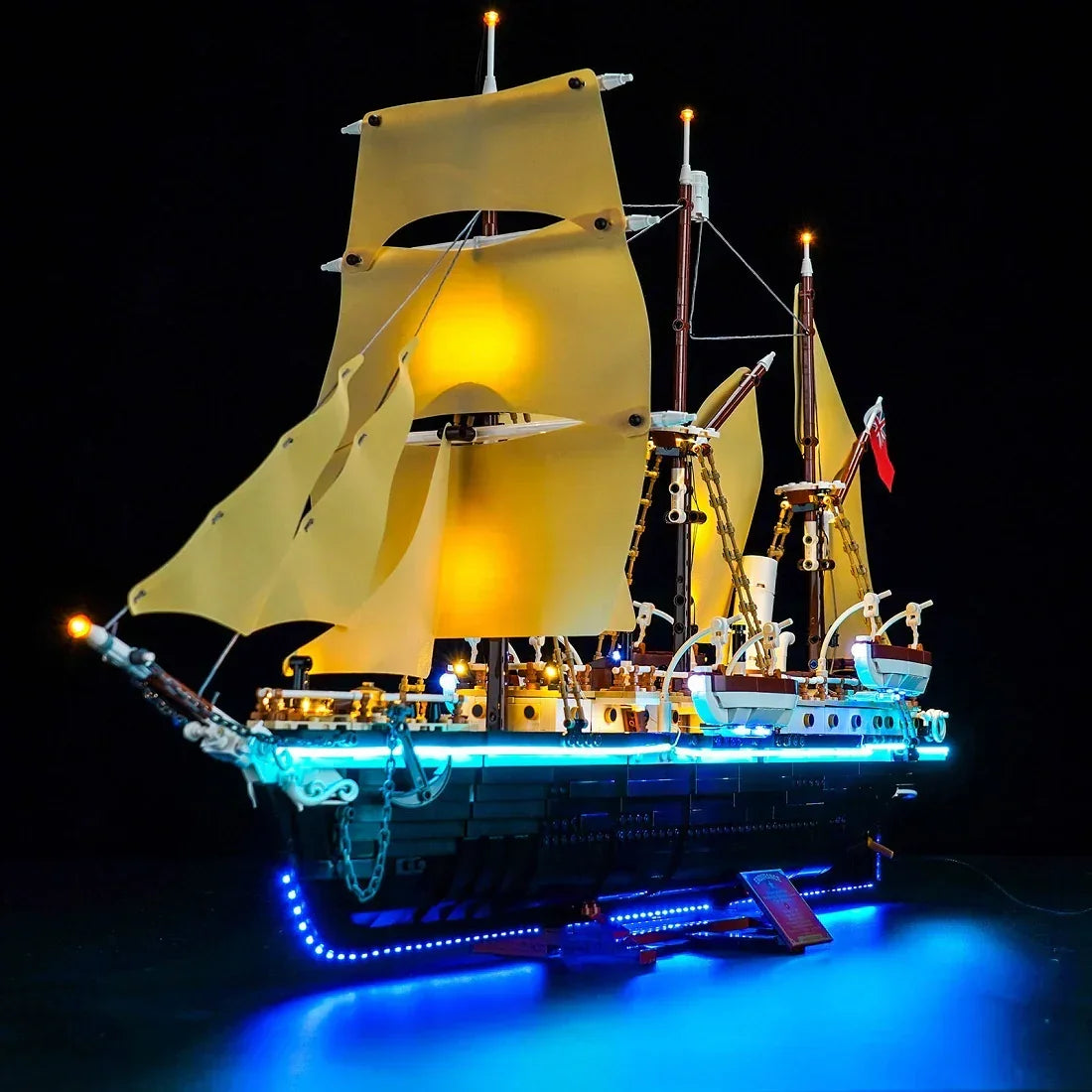 Beleuchtetes Lego-Schiff mit blauen und gelben Lichtern